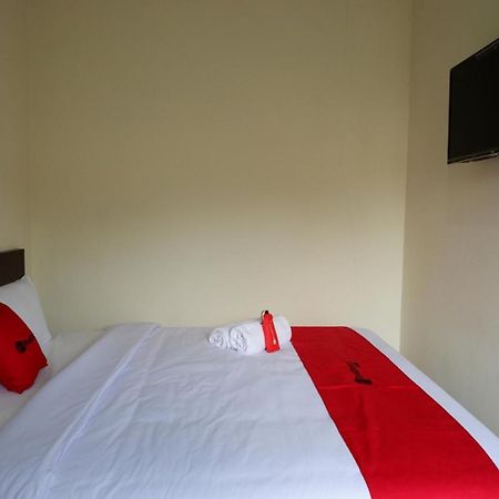 Hostel RedDoorz near Terminal Mendolo Wonosobo Zewnętrze zdjęcie