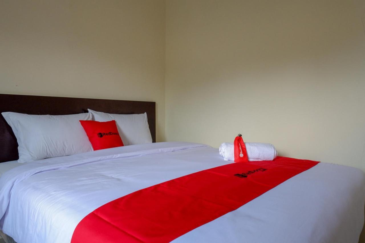 Hostel RedDoorz near Terminal Mendolo Wonosobo Zewnętrze zdjęcie
