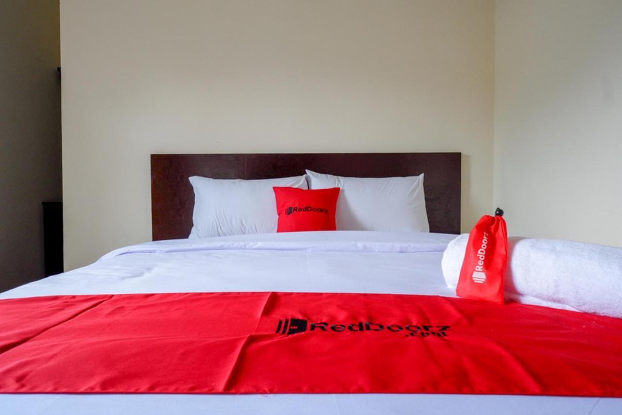 Hostel RedDoorz near Terminal Mendolo Wonosobo Zewnętrze zdjęcie